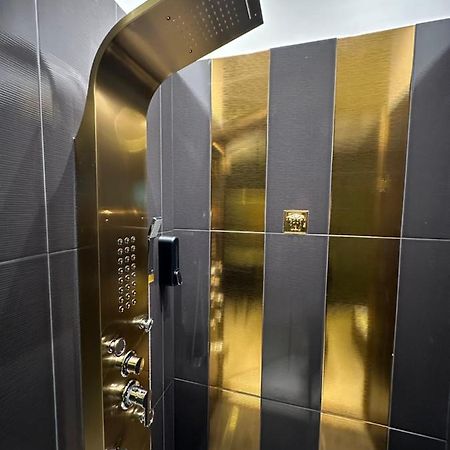 Darkhouse Versace Gold Лодзь Екстер'єр фото